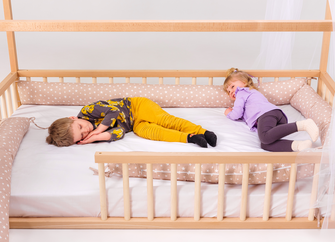 Niskie łóżeczko podłogowe Montessori z ogrodzeniem dla maluchów