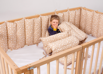 Niskie łóżeczko podłogowe Montessori z ogrodzeniem dla maluchów