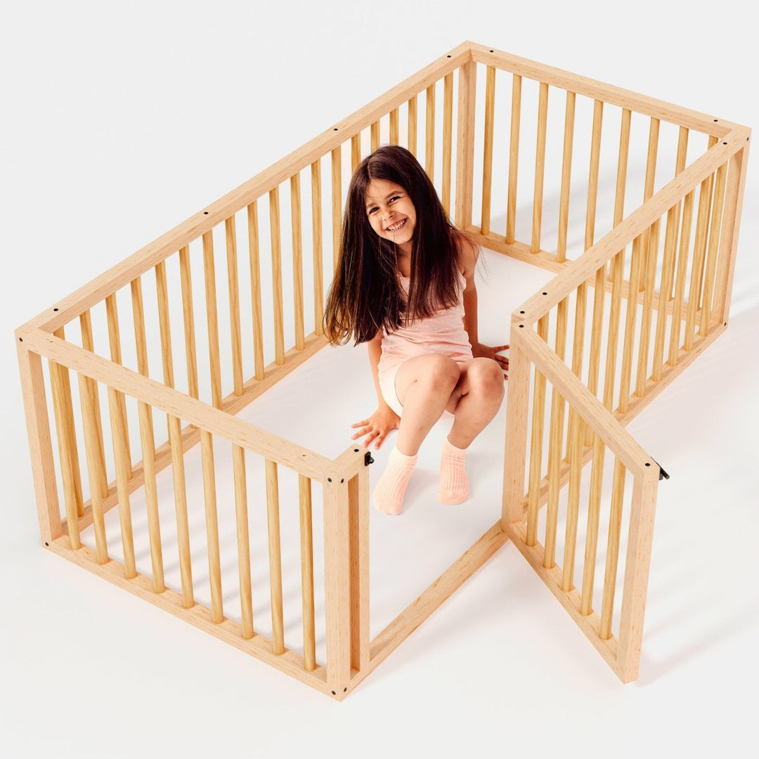Niskie łóżeczko podłogowe Montessori z ogrodzeniem dla maluchów